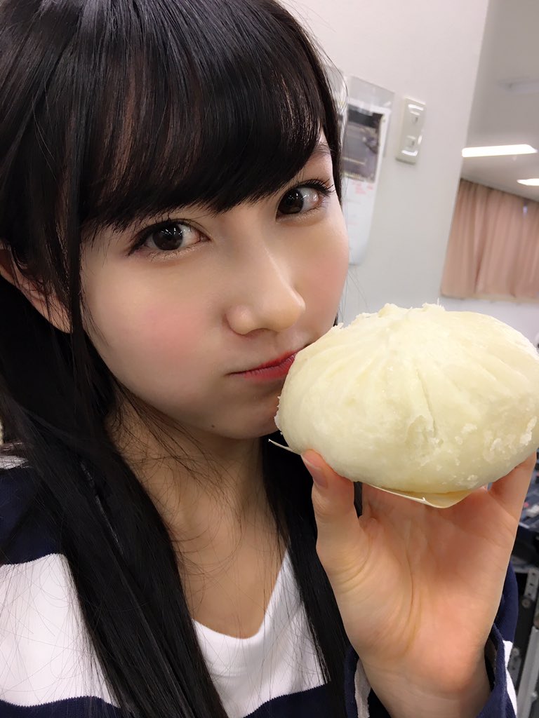 肉まんを持つ矢倉楓子