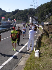 線路沿いを走る