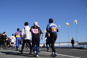 青空の下走る