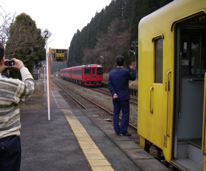 特急と行き違い