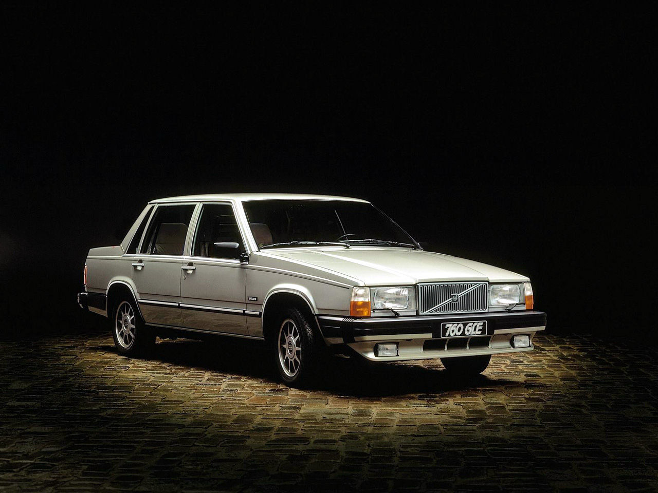 volvo-760-white-1