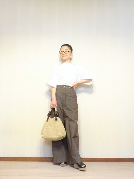 45Rボートネック白シャツ&ワイドパンツ (1)