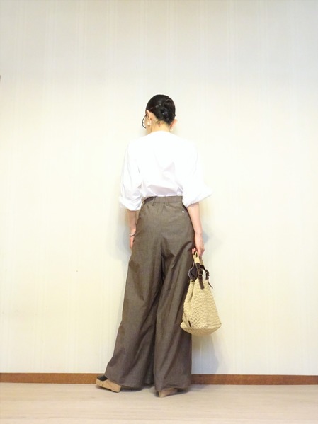 45Rボートネック白シャツ&ワイドパンツ (5)
