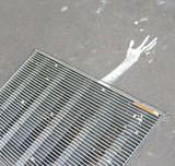 1 マンホールから 手の絵が・・・凄くない?ブラック〜
