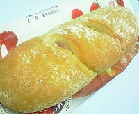3種のベリーとチーズクリームのパン(ヤマザキ)g