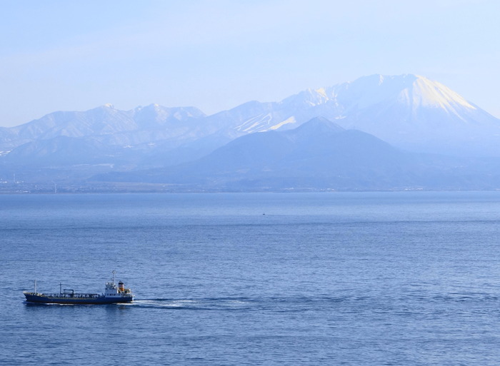 大山と船