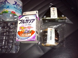 ヨーグルト&おにぎり2個