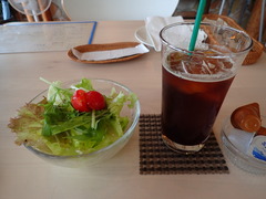 ランチドリンクとサラダ