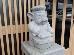 仔豚の石像