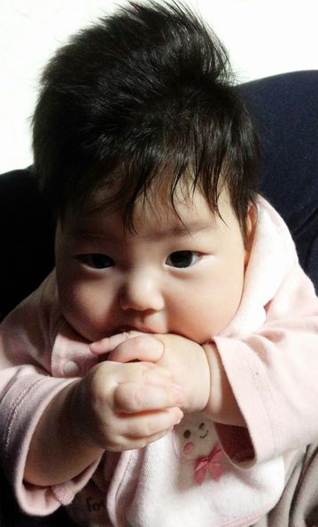 赤ちゃん 手と手を繋ぐ 帝都を歩く