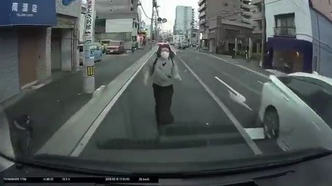 停止している車に正面から美女がタックルする「あたり屋」動画が話題にwwwww※日本