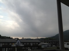 暗雲たれこむ…