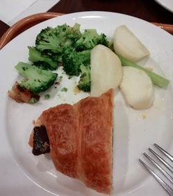 野菜と甘いパンも