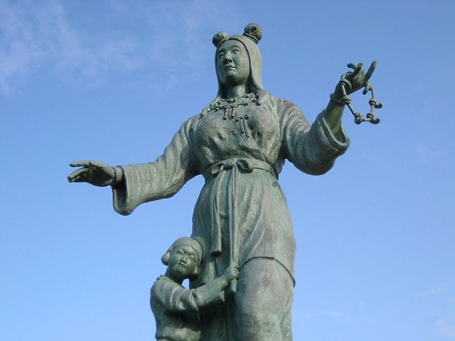 800px-Nunakawahime_and_Tateminakatanomikoto_statue