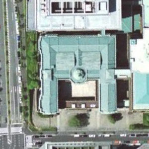円