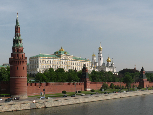 Moscow_Kremlin_from_Kamenny_bridge