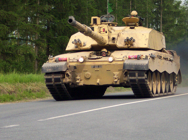 800px-Challenger2-Bergen-Hohne-Training-Area_cropped