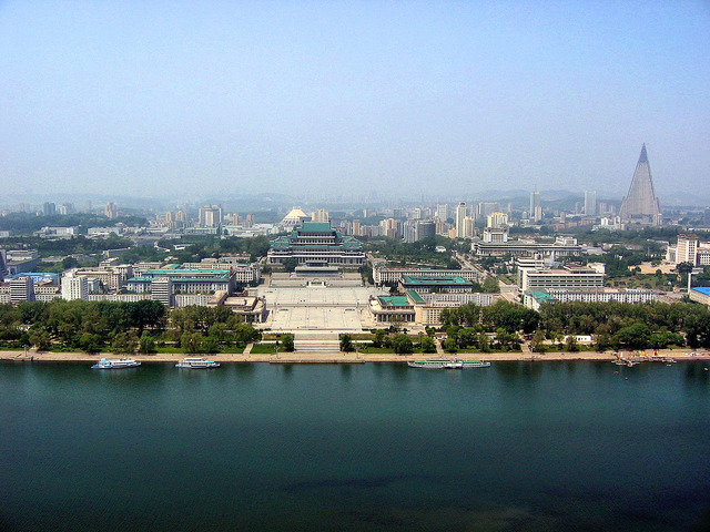 1280px-0322_Pyongyang_Turm_der_Juche_Idee_Aussicht