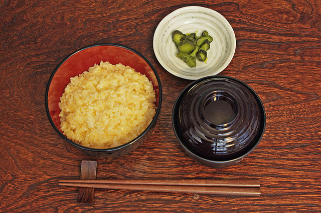 800px-Tamagokake-gohan