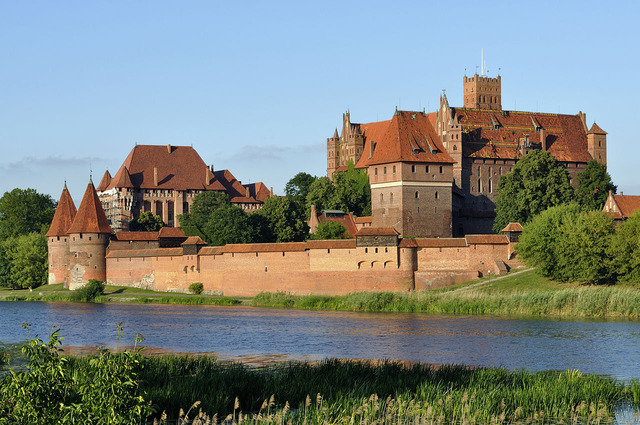 1280px-Panorama_of_Malbork_Castle,_part_4