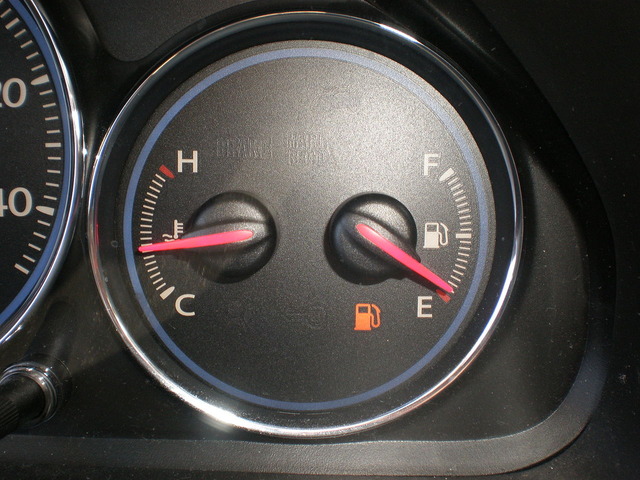 1280px-2003_Honda_Civic_fuel_gauge_empty