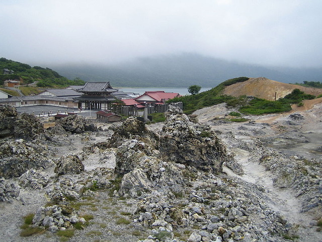 799px-Osorezan_Aomori