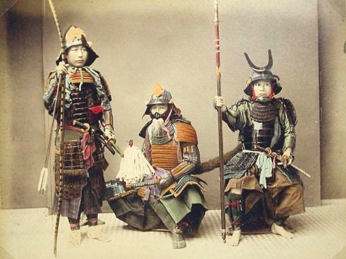 Samurai_with_weapons_-_Kusakabe,_Kimbei,_1841-1934