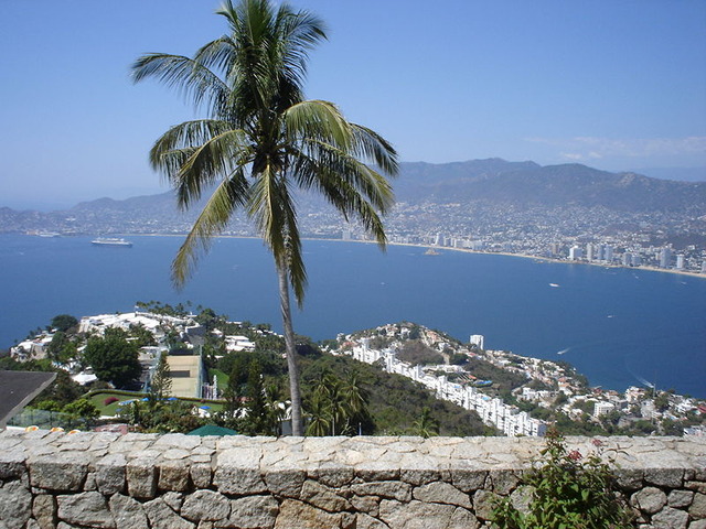 800px-Acapulco_-_Visto_desde_la_Capilla_Ecumenica_de_la_Paz