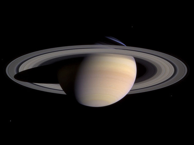 800px-Saturn-cassini-March-27-2004