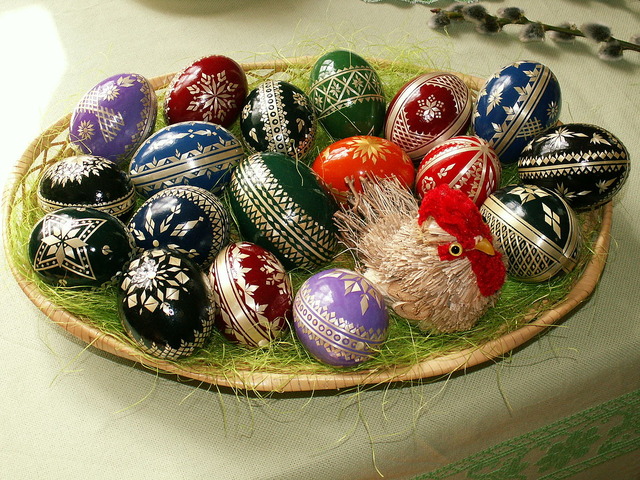 1200px-Easter_eggs_-_straw_decoration