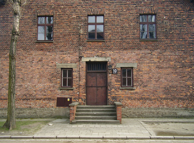 1280px-Auschwitz_Mengele_Block_10