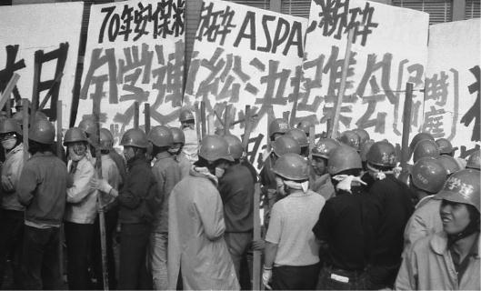  	  1968年に学生はなぜ怒り狂ったのか そして、当時よりも状況が悪化しているにも関わら現代の学生はなぜ怒り狂わないのか