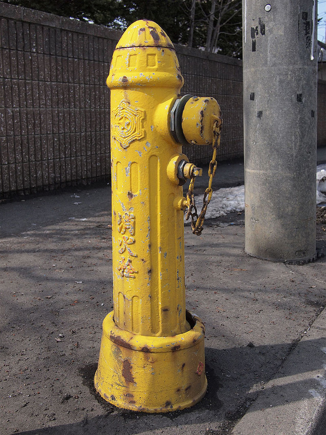 800px-Yellow_Hydrant_in_Sapporo