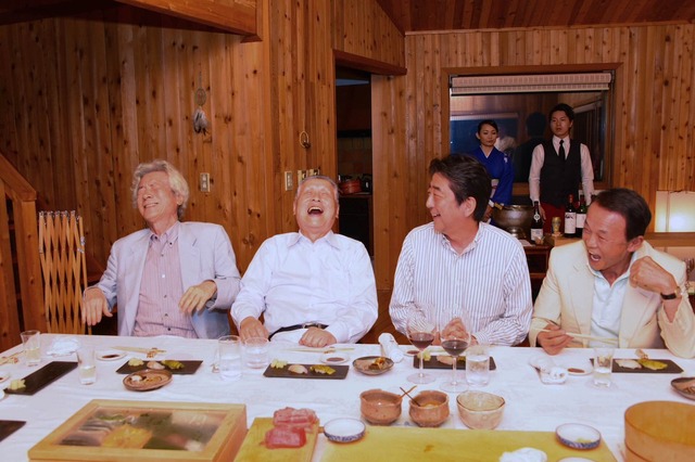【朗報】安倍ちゃんの夏休み、とんでもない面子がそろう