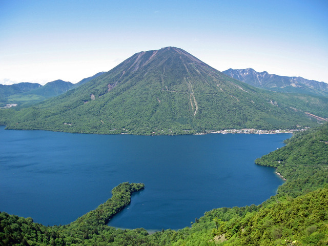 Mount_nantai_and_lake_chuzenji