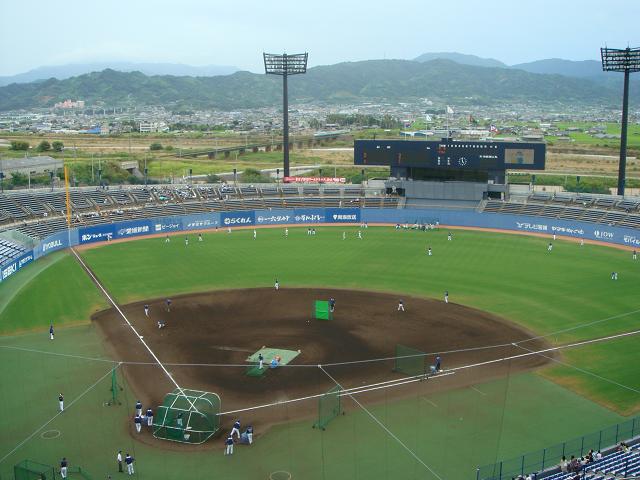 松山中央公園野球場（坊っちゃんスタジアム）>