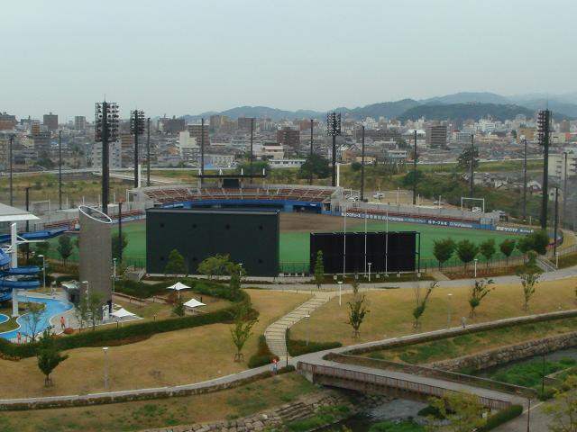 松山中央公園野球場（坊っちゃんスタジアム）>