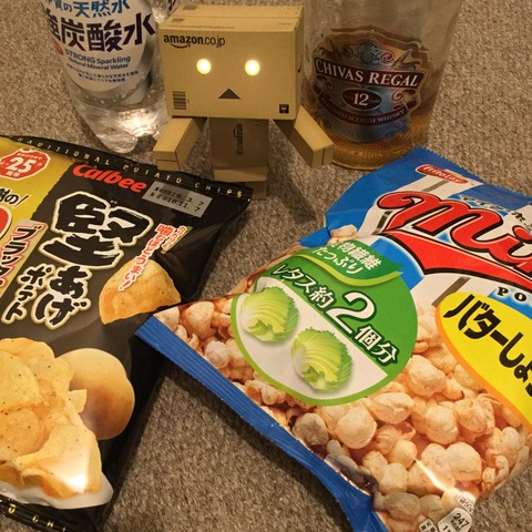 お菓子を食べる