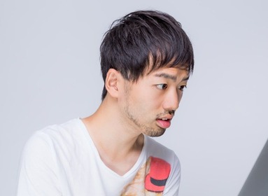 驚く男性