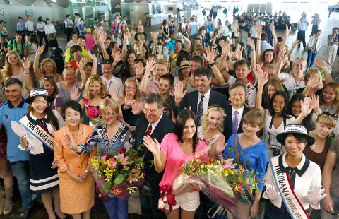 横浜港に到着し、歓迎式典で笑顔を見せるロシアの学生たち