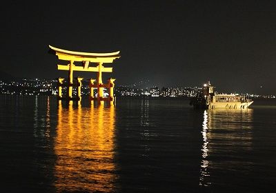 058 ライトアップされた大鳥居と観光船