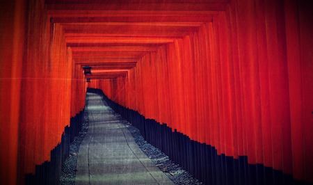 【異世界】砂利道に赤い柱