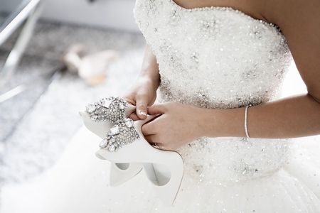 結婚式に白いドレスできた友人