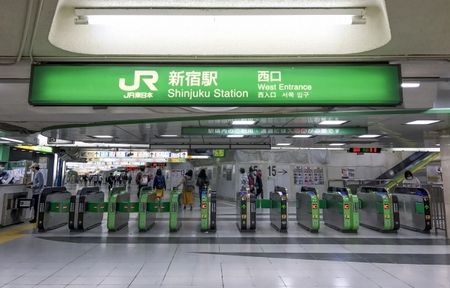 新宿駅で女性狙い「タックル」する男