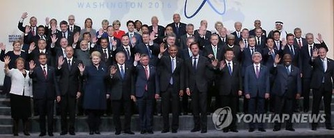 【韓国の反応】パククネがトイレに行ってる間に核サミット各国首脳が「はいチーズ！」全体集合写真を撮影→韓国人「パククネ存在感ゼロｗｗｗ」「エヒョ・・・・」