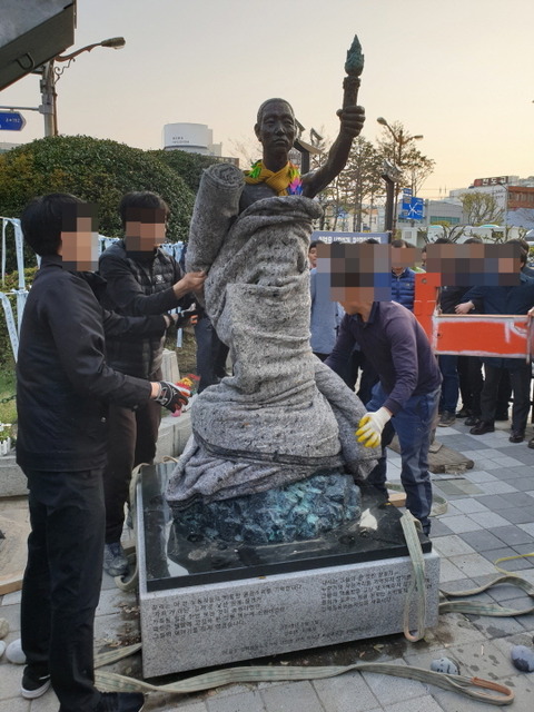 【韓国の反応】釜山市、いわゆる「強制徴用労働者像」を奇襲撤去…市民団体が反発「日本政府が望んでいたことを、我が政府が公務員を動員してした！」