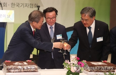 【韓国の反応】韓国政府「山火事のときにムン大統領が飲酒していたというのはフェイクニュース！強力対応する」→韓国人「写真があるんだが・・・」
