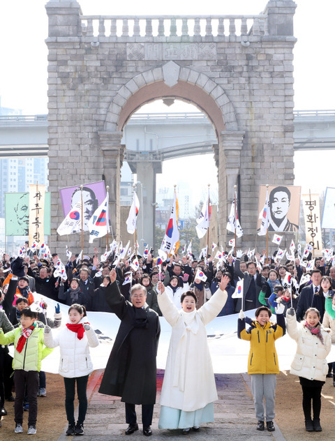 【韓国の反応】韓国人「独立門は日本のおかげで清から独立したことを記念した門…その前で万歳するムンジェインは意味が分かっているのだろうか？」