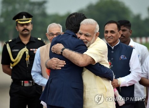 【韓国の反応】「習近平よ、見ろ」というように…インドのモディ首相、空港で安倍首相と激しく抱擁→韓国人「・・・・」