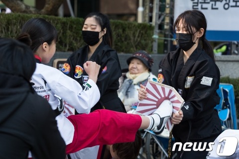 【韓国の反応】韓国で子供たちによる「旭日旗の板をテコンドーで割る」デモが行われる